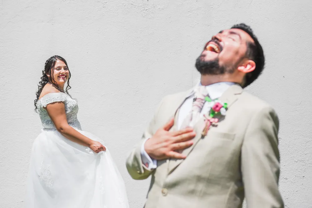 El novio ríe a carcajadas junto a la novia