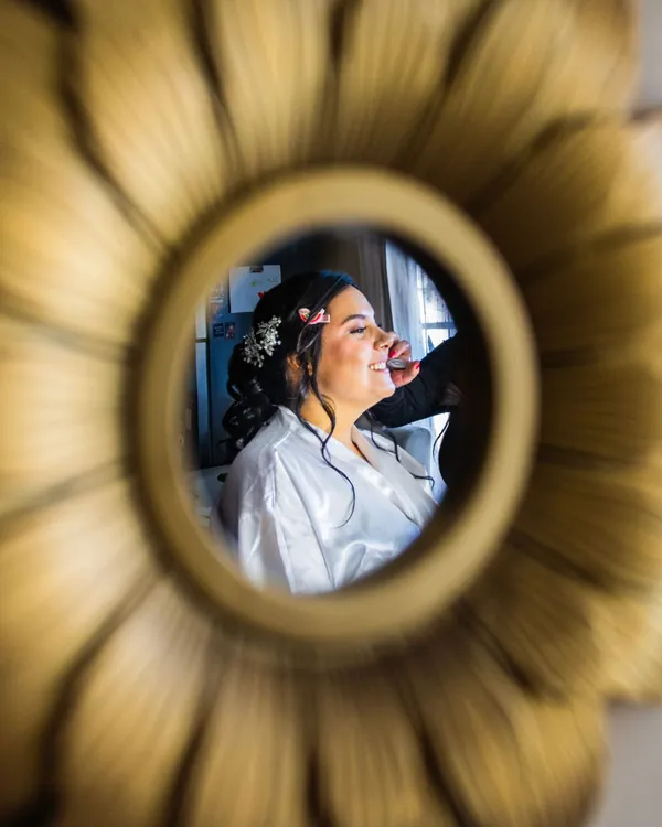 La novia reflejada en un espejo dorado