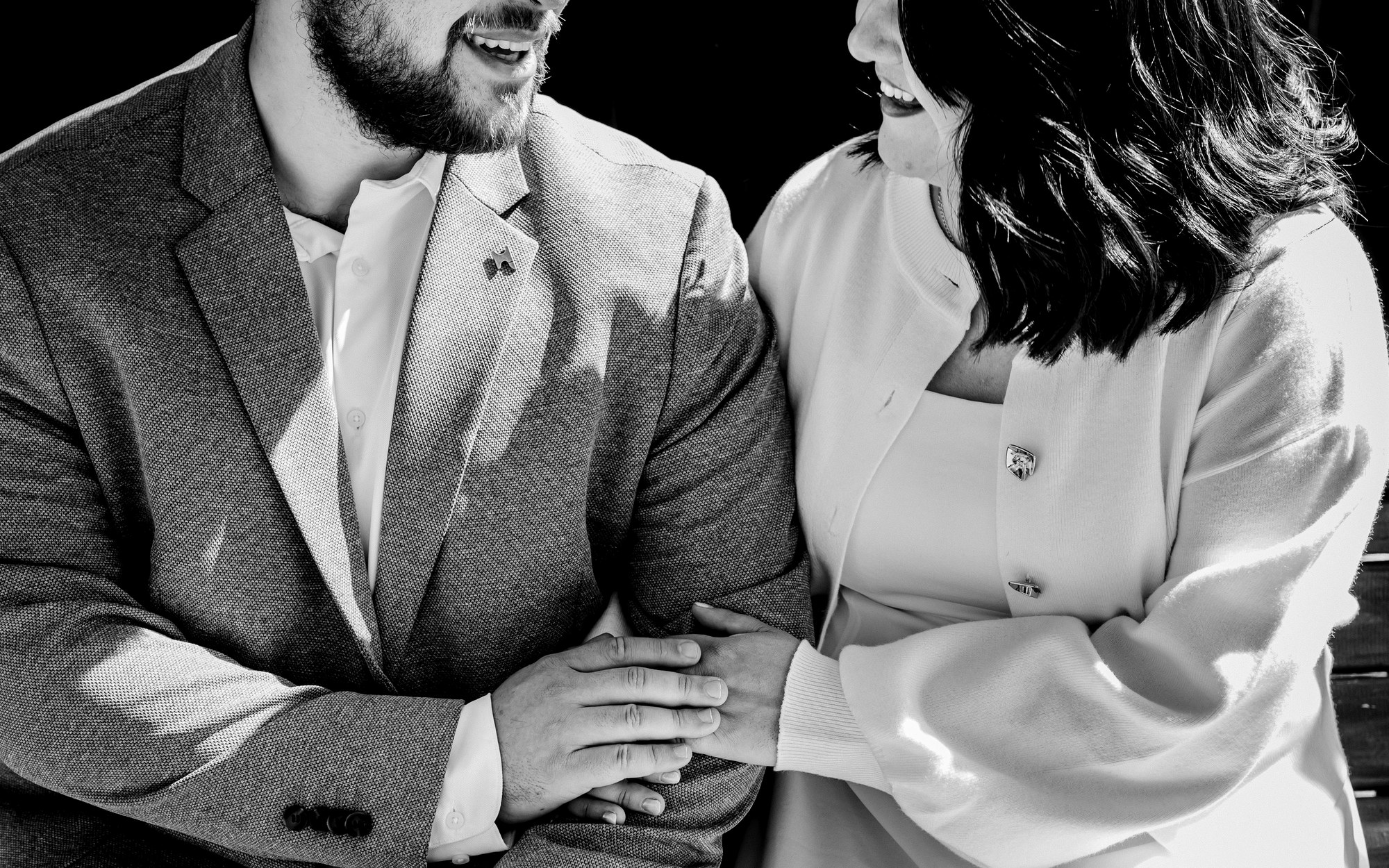 Detalle en blanco y negro de las manos de los novios